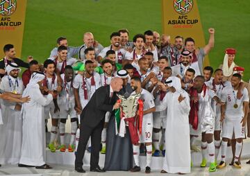 El presidente de la FIFA Gianni Infantino, el Presidente de AFC Salman Al-Khalifa y Hasan Al Haydos durante la entrega de la Copa de Asia. 