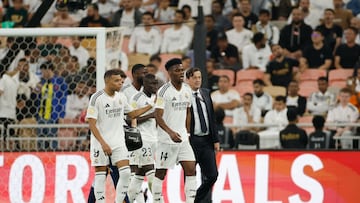 YEDA (ARABIA SAUDÍ), 09/01/2025.- El defensa francés del Real Madrid Aurelien Tchouameni (d) abandona el terreno de juego tras lesionarse durante el partido de semifinales de la Supercopa de España de fútbol entre el Real Madrid y el RCD Mallorca, este jueves en Yeda. EFE/ Alberto Estévez