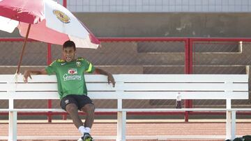 Neymar descansa durante el entrenamiento de Brasil.