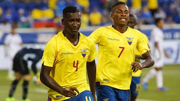 EMZ04. HARRISON (EE.UU.), 13/06/2017.- El jugador John Cifuentes (i) de Ecuador celebra su gol ante El Salvador con su compañero de equipo Ayton Preciado hoy, martes 13 de junio de 2017, durante un partido amistoso entre Ecuador y El Salvador, que se disputa en el Redbull Arena de Harrison, Nueva Jersey (EE.UU.). EFE/Eduardo Muñoz Álvarez