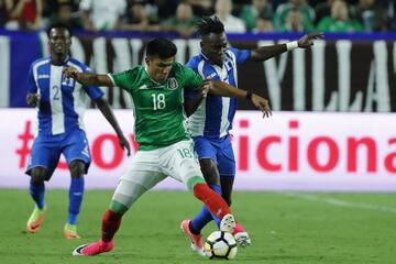 COP07. PHOENIX (ARIZONA, EE.UU.), 20/07/2017. El jugador mexicano Jesús Gallardo (c) disputa la pelota con el hondureño Henry Figueroa (d) durante el partido contra Honduras por la Copa de Oro de la Concacaf hoy, jueves 20 de julio de 2017, en la estadio de la Universidad de Phoenix, en Arizona (EE.UU.). EFE/José Méndez