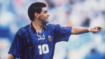 El astro argentino dio dos veces positivo en controles antidopaje. El primero, en marzo de 1991, por cocaína tras un partido de la Serie A, la segunda vez fue durante el Mundial de 1994, que tuvo que dejar tras dar positivo en efedrina.