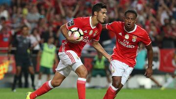 Benfica teme salida de Jiménez en verano, le busca reemplazo