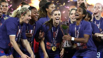 SAN DIEGO, CALIFORNIA - MARCH 10: Naomi Girma #4 of the United States and teammates celebrate with the trophy after winning the 2024 Concacaf W Gold Cup Final against Brazil at Snapdragon Stadium on March 10, 2024 in San Diego, California.   Sean M. Haffey/Getty Images/AFP (Photo by Sean M. Haffey / GETTY IMAGES NORTH AMERICA / Getty Images via AFP)