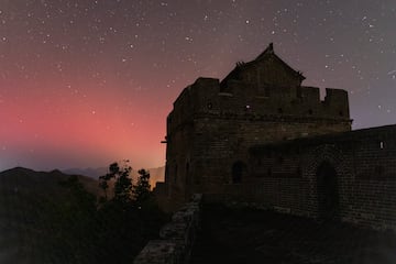 La aurora boreal, o luces del norte, ilumina el cielo sobre la Gran Muralla Jinshanling el 11 de octubre de 2024 en Chengde, provincia de Hebei, China. Una fuerte tormenta geomagnética golpeó la Tierra el 11 de octubre, lo que provocó que las luces del norte se extendieran hacia el sur.