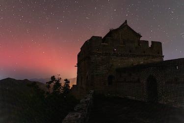 La aurora boreal, o luces del norte, ilumina el cielo sobre la Gran Muralla Jinshanling el 11 de octubre de 2024 en Chengde, provincia de Hebei, China. Una fuerte tormenta geomagnética golpeó la Tierra el 11 de octubre, lo que provocó que las luces del norte se extendieran hacia el sur.