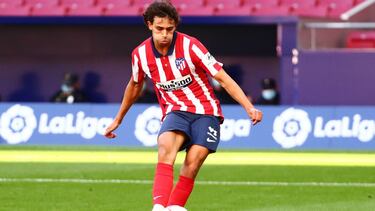João Félix chuta en el Atlético-Granada.