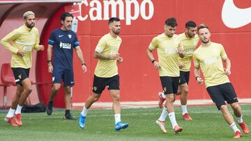 Munir, junto a sus compa&ntilde;eros en un calentamiento. 