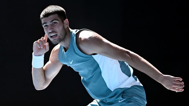 Alcaraz repite octavos con bache y espectáculo