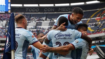 MEX2944.CIUDAD DE MÉXICO (MÉXICO), 20/08/2023.- Jugadores de Cruz Azul celebran el gol anotado contra Santos, hoy durante un juego por la jornada 4 del torneo Apertura 2023 de la Liga MX en el estadio Azteca en la Ciudad de México (México). EFE/ Isaac Esquivel
