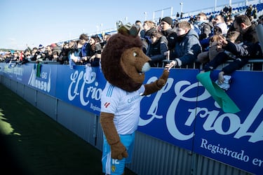 La mascota Zarpa saluda a un niño.