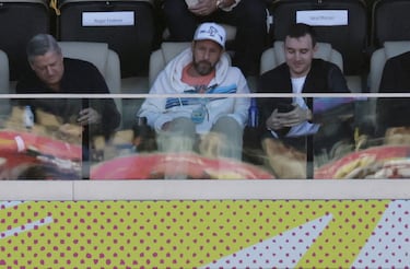 El actor Adam Sandler en el palco durante el partido.