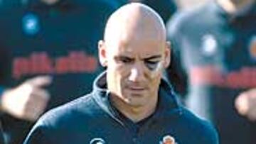 <b>UN OJO A LA VIRULÉ</B>. Movilla se entrenó ayer sin protección.