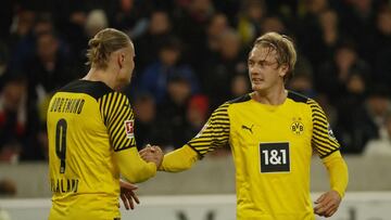 Soccer Football - Bundesliga - VfB Stuttgart v Borussia Dortmund - Mercedes-Benz Arena, Stuttgart, Germany - April 8, 2022  Borussia Dortmund&#039;s Julian Brandt celebrates scoring their second goal with Erling Braut Haaland REUTERS/Heiko Becker DFL REGULATIONS PROHIBIT ANY USE OF PHOTOGRAPHS AS IMAGE SEQUENCES AND/OR QUASI-VIDEO.