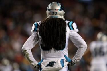 La melena del jugador de Tre Boston de los Carolina Panthers impide ver el dorsal del jugador. Es el 33.