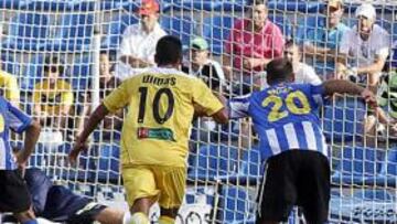 <b>DETERMINANTE. </b>Ismael Falcón detuvo de esta forma un penalti lanzado por Álvaro Antón cuando el marcador era de 0-0.