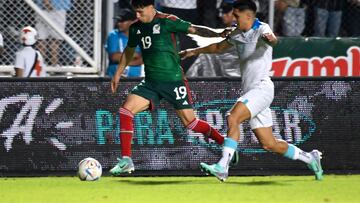 Mexico's defender #19 Jorge Sanchez (L) fights for the ball with Honduras midfielder #17 Luis Palma (R) during the Concacaf Nations League quarter final leg 1 football match between Honduras and Mexico at Nacional stadium in Tegucigalpa on November 17, 2023. (Photo by Orlando SIERRA / AFP)