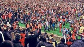 <b>AMBIENTAZO. </b>La hinchada rojiblanca saltó al campo cuando terminó la semifinal ante el Sevilla.