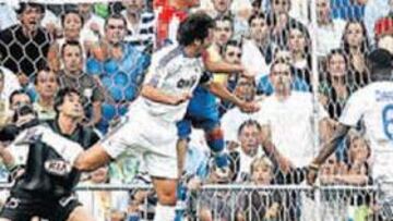 <b>TESTARAZO PARA EMPATAR EL PARTIDO ANTE EL ATLÉTICO</b>. El Atlético se había adelantado en el marcador en el Bernabéu, en la primera jornada, pero el siete apareció para marcar de una manera poco usual en él, de cabeza, aprovechando a la perfección un centro de Sergio Ramos desde la banda derecha. Franco sólo puede mirar.