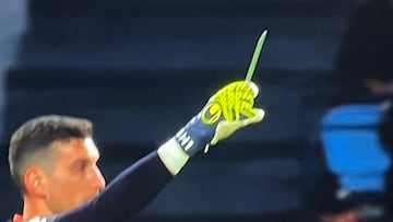 Sergio Herrera muestra el objeto lazando durante el partido contra el Celta.