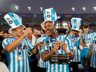 Soccer Football - Copa Sudamericana - Final - Racing Club v Cruzeiro - Estadio La Nueva Olla, Asuncion, Paraguay - November 23, 2024 Racing Club's Roger Martinez celebrates with the trophy after winning the Copa Sudamericana REUTERS/Cesar Olmedo