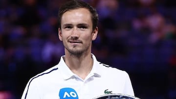 El tenista ruso Daniil Medvedev posa con el trofeo de subcampeón del Open de Australia 2021.
