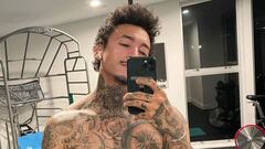 Nyjah Huston posando para un selfie en el gimnasio de su casa, sin camiseta y mostrando sus tatuajes. 