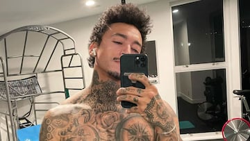 Nyjah Huston posando para un selfie en el gimnasio de su casa, sin camiseta y mostrando sus tatuajes. 