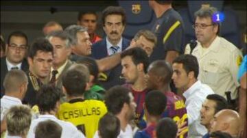 Captura del momento en el que Mourinho le mete el dedo en el ojo a Tito Vilanova durante el partido de vuelta de la Supercopa de España de 2011.