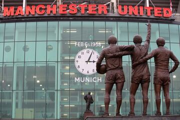 Se cumplen 60 años de la tragedia aérea que acabó con la vida de 23 personas, ocho de ellos futbolistas del equipo inglés al que llamaban 'Busby Babes'. El Manchester United realizó un bonito memorial en el partido de la Premier frente a Huddersfield Town.