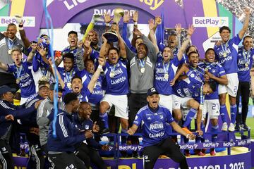 Jugadores de Millonarios celebran al ganar hoy, la final de la Primera División del fútbol profesional colombiano ante Atlético Nacional en el estadio El Campín en Bogotá (Colombia). 
