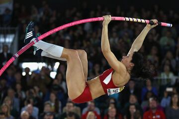 La neoyorquina Jennifer Suhr es quien más se ha acercado a Isinbayeba, al superar el listón en 5,03 (a tres centímetros del récord de la rusa) en 2016. Iba destinada a ser una buena base de baloncesto y todavía tiene el récord anotador en la Robert Wesleyan University, pero se decantó por la pértiga. Se proclamó campeona olímpica en Londres 2012 y fue plata en Pekín 2008.