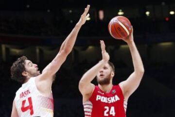Poland's Przemyslaw Karnowski (R) in action against Spain's Pau Gasol (L) during the EuroBasket 2015 Round of 16 match between Spain and Poland at the Pierre Mauroy Stadium in Lille, France, 12 September 2015. (Espa?a, Baloncesto, Polonia, Francia)