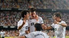 Los jugadores del Valencia celebran el gol de Pepelu.