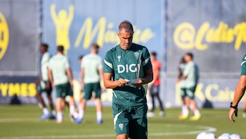 Gaizka Garitano en un entrenamiento en la Ciudad Deportiva Bahía de Cádiz.