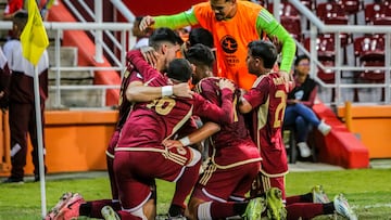 AME4113. CARACAS (VENEZUELA), 25/01/2025.- Jugadores de Venezuela celebran un gol este sábado, previo a un partido del grupo A del Campeonato Sudamericano sub-20 entre las selecciones de Perú y Venezuela en el estadio Metropolitano de Lara en Cabudare (Venezuela). EFE/ Edison Suárez