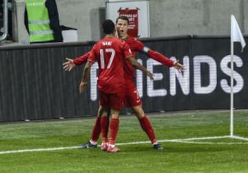 El jugador de Portugal, Cristiano Ronaldo celebra con su compañero de equipo Nani después de anotar un gol ante Suecia