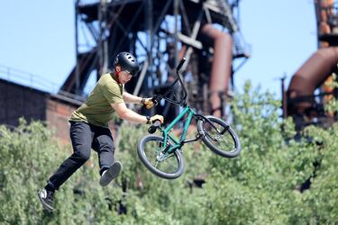Un participante durante su actuación en el campeonato de Europa de BMX Park que se disputó en Duisburg
(Alemania). Y no es que el rider de la fotografía no sepa que el uso correcto de la bicicleta es ir subido sobre ella
y no lanzarla por los aires, es que esta modalidad de ciclismo tiene como objetivo realizar acrobacias. 