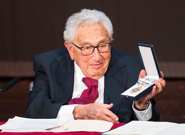 Heinz Alfred Kissinger vivió 100 años como una de las figuras más influyentes y controvertidas de la política internacional. Nacido en Alemania en 1923, en 1938, huyendo de la persecución nazi, su familia se mudó a Nueva York. A principios de 1943, cuando fue reclutado por el Ejército de Estados Unidos después de la entrada del país en la Segunda Guerra Mundial se le concedió la ciudadanía de Estados Unidos. Hizo carrera en el Partido Republicano, fue asesor de Seguridad Nacional y secretario de Estado en los gobiernos de Richard Nixon (1969-1974) y Henry Ford(1974-77), y recibió el Nobel de la Paz (1973) por su papel en el final de la Guerra de Vietnam. Su pensamiento estratégico marcó la Guerra Fría y redefinió la diplomacia global.
Hasta sus últimos años, siguió escribiendo, opinando y participando en debates geopolíticos. Falleció en 2023, dejando un legado de poder, intelecto y longevidad que sigue generando análisis y discusión en todo el mundo.
