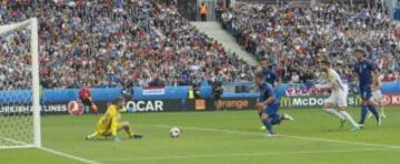 Lanzamiento de falta Éder. Para de Gea pero el balón queda muerto en el área pequeña. Chiellini remata con la oposición de Piqué y marca el 1-0.