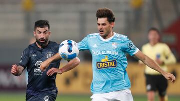 AMDEP582. LIMA (PERÚ), 17/05/2022.- Omar Merlo (d) de Sporting disputa un balón con Michael Santos de Talleres hoy, en un partido de la Copa Libertadores entre Sporting Cristal y Talleres en el estadio Nacional en Lima (Perú). EFE/Paolo Aguilar
