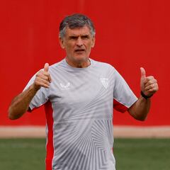 A Mendilibar no dejan de preguntarle por su renovación