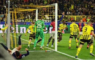 Los jugadores del Borussia celebran el tanto de Guirassy a la par que corren a su campo para no perder tiempo y seguir intentando la remontada.