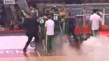 Los jugadores del Panathinaikos salieron corriendo del banquillo huyendo de las bengalas.