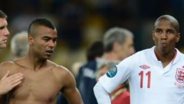 Milner, Cole y Young, tras la derrota de Inglaterra ante Italia.