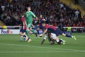 2-1. Fermín López gana una pelota en las inmediaciones del área del Bayern y asiste a Robert Lewandowski en la salida de Manuel Neuer y la oposición de Dayot Upamecano. El delantero internacional polaco marca a placer el segundo tanto.