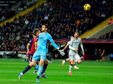 Jugada del penalti. Dani Olmo se interna en el área y es derribado por Sergio Herrera.