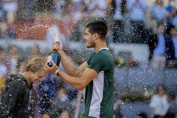 Carlos Alcaraz puso el broche de oro a un grandísimo Mutua Madrid Open. En la final más corta de los 20 años de historia del torneo (6-3 y 6-1), el murciano se merendó al vigente campeón, Alexander Zverev.
