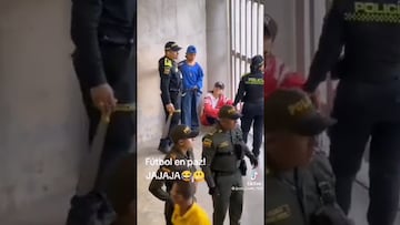 Vídeo: Aficionado del Deportivo Pereira mete un machete a estadio y es atrapado