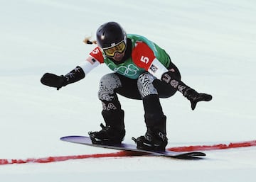 Como el vino. Lindsey Jacobellis ha hecho bueno el tópico en Pekín. En Turín, con 20 años, se le escapó el oro en snowboard cross tras un salto innecesario cuando ya lo podía acariciar. En Pekín, con 36 y en su posible cierre olímpico, ha subsanado su error y, junto a Nick Baumgartner, ha conformado una pareja para la historia: primer puesto en la prueba mixta sumando, entre ambos, 76 inviernos.  “Orgullosos bebés de los 80", como afirmaba Baumgartner tras el éxito.  